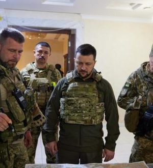 Зеленский посетил Запорожье, где встретился с военными и эвакуированными из Мариуполя жителями