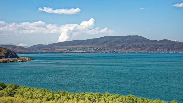 В Армении спасли пятерых россиян, заплывших далеко на водном велосипеде на озере Севан