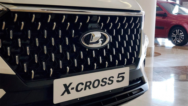 
            АвтоВАЗ показал новый кроссовер Lada X-cross 5. Главные факты о модели
        