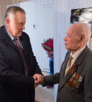Александр Дрозденко — в гостях у тосненского ветерана