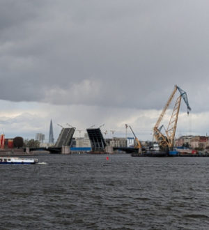 Движение по Биржевому мосту полностью восстановят 8 мая
