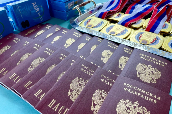 Паспорта – юным ленинградцам ― гражданам России Паспорта – юным ленинградцам ― гражданам России