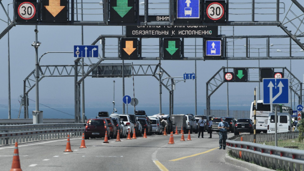 Очередь к Крымскому мосту со стороны Кубани за 12 часов сократилась с 425 до 85 машин