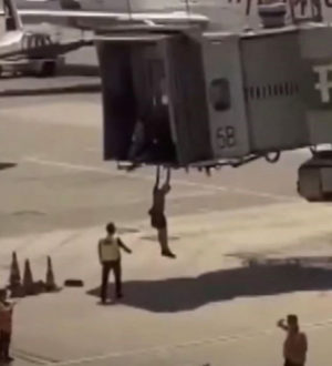 В Стамбуле пассажиры отчаянно пытались взять штурмом самолет