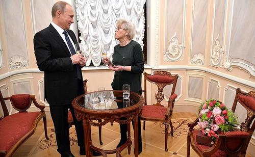 Владимир Путин поздравил актрису Алису Фрейндлих с днем рождения Владимир Путин поздравил актрису Алису Фрейндлих с днем рождения