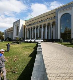 Баи в Ташкенте обиделись на «завоевателя» Прилепина, но узбекская молодежь думает иначе