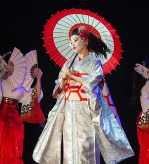 Шоу японских барабанов Taiko in-spiration закроет летний сезон спектаклем «Море синего леса» в театре им. Моссовета
