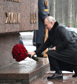 Владимир Путин возложил цветы на братскую могилу, где похоронен его двухлетний брат Витя