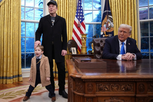 Сын Маска вытер сопли о старинный стол Трампа. А какие еще реликвии хранятся в Овальном кабинете? Сын Маска вытер сопли о старинный стол Трампа. А какие еще реликвии хранятся в Овальном кабинете?
