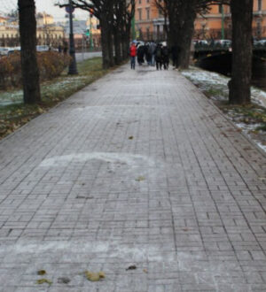 Тротуары Петербурга посыпают солью летом