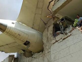 Трагедия в Индии: Boeing с 230 пассажирами на борту врезался в столовую, когда там обедали студенты-медики