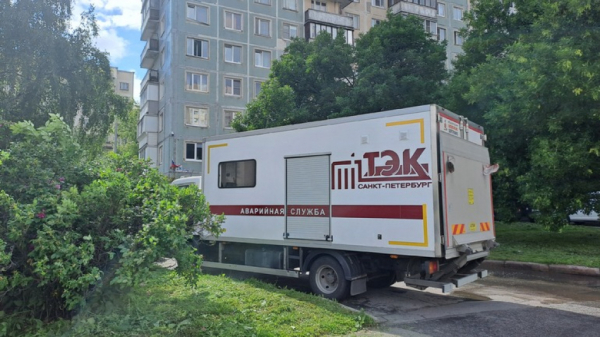 Во Фрунзенском районе Петербурга прорвало трубу с горячей водой Во Фрунзенском районе Петербурга прорвало трубу с горячей водой