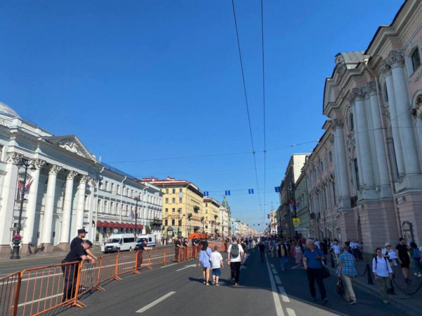 Невский проспект временно закрыт для транспорта из-за масштабного ремонта дорожного полотна Невский проспект временно закрыт для транспорта из-за масштабного ремонта дорожного полотна