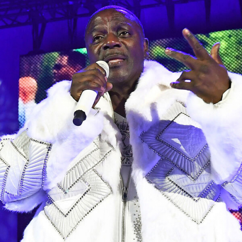 Унижение охранника и битва фанаток: чем запомнились концерты рэпера Akon в России Унижение охранника и битва фанаток: чем запомнились концерты рэпера Akon в России
