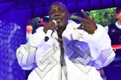 Унижение охранника и битва фанаток: чем запомнились концерты рэпера Akon в России Унижение охранника и битва фанаток: чем запомнились концерты рэпера Akon в России