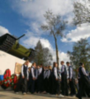 На постаменте — легендарный танк, в памяти — подвиг защитников