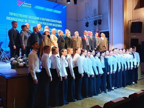 «Человек мира»: в Москве вспоминали Евгения Примакова песнями на его стихи