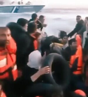 В Греции береговая охрана протаранила надувную лодку с нелегальными мусульманскими мигрантами, пытавшимися попасть в ЕС