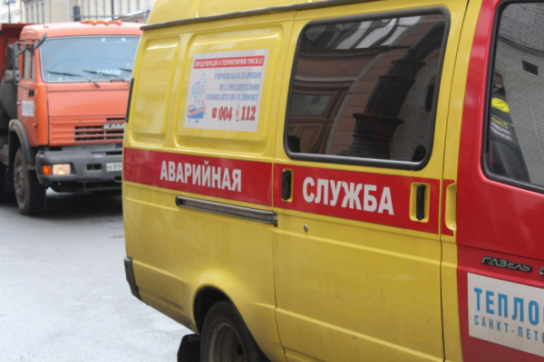 Коммунальная авария на Байконурской улице затопила проезжую часть Коммунальная авария на Байконурской улице затопила проезжую часть