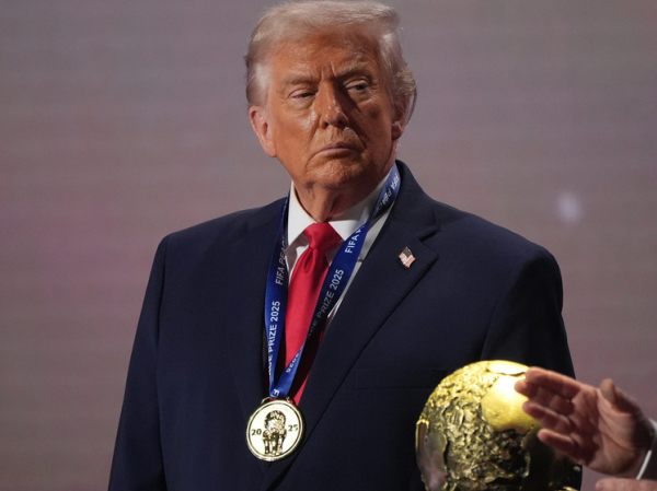 "Величайший президент всех времен": в Америке крепнет культ личности Трампа