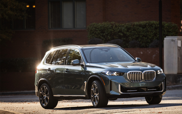 
            Мы сравнили цены новых BMW X5 и X7 в России и за границей. Разница налицо
        