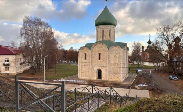 Варвары-&laquo;улучшатели&raquo; жемчужину Золотого кольца закатали в асфальт