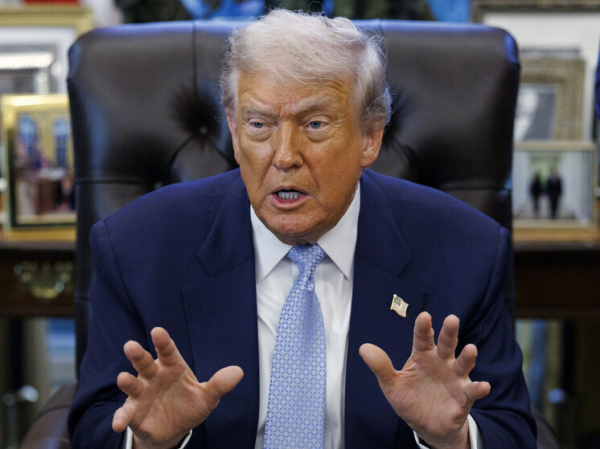 «На руке у Трампа — синяя карта Гренландии»: почему синяк на руке американского президента так волнует мир
