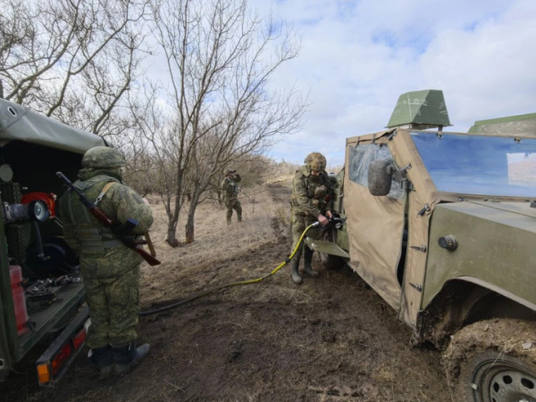 По колено в «пластилине» и под присмотром «неба»: как устроена заправка танков в зоне СВО