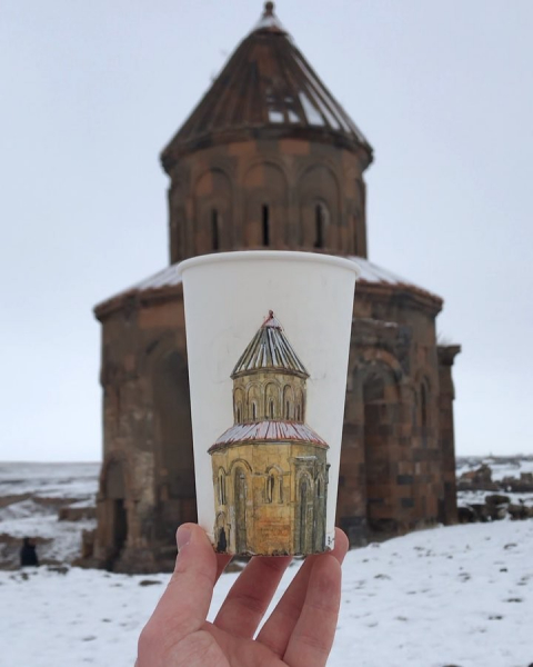 Бросить академию, взять стаканчики и нарисовать весь мир. У него получилось Бросить академию, взять стаканчики и нарисовать весь мир. У него получилось