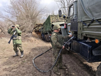 По колено в «пластилине» и под присмотром «неба»: как устроена заправка танков в зоне СВО