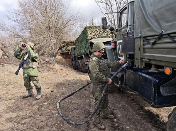 По колено в «пластилине» и под присмотром «неба»: как устроена заправка танков в зоне СВО