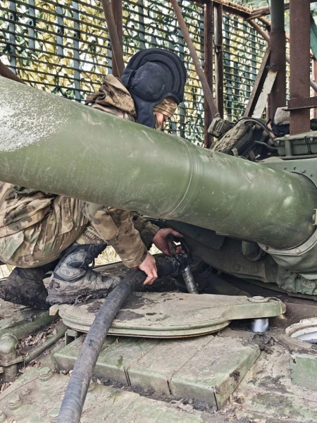 По колено в «пластилине» и под присмотром «неба»: как устроена заправка танков в зоне СВО