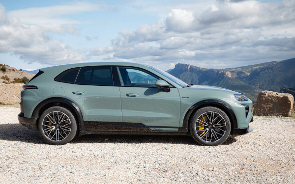 Под звук фена для волос. Первый тест нового Porsche Cayenne Turbo
Под звук фена для волос. Первый тест нового Porsche Cayenne Turbo