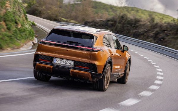 Под звук фена для волос. Первый тест нового Porsche Cayenne Turbo
Под звук фена для волос. Первый тест нового Porsche Cayenne Turbo