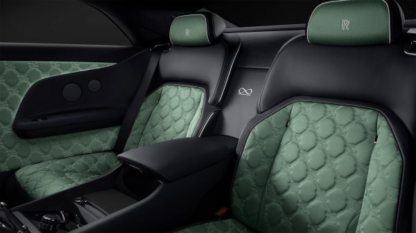 
            Rolls-Royce показал обновленный Spectre с 16-километровым клубком нитей
        