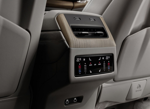 Представлен Audi Q7 нового поколения. Он запоминает места для парковки
Представлен Audi Q7 нового поколения. Он запоминает места для парковки