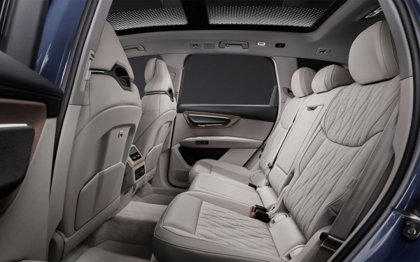 Представлен Audi Q7 нового поколения. Он запоминает места для парковки
Представлен Audi Q7 нового поколения. Он запоминает места для парковки