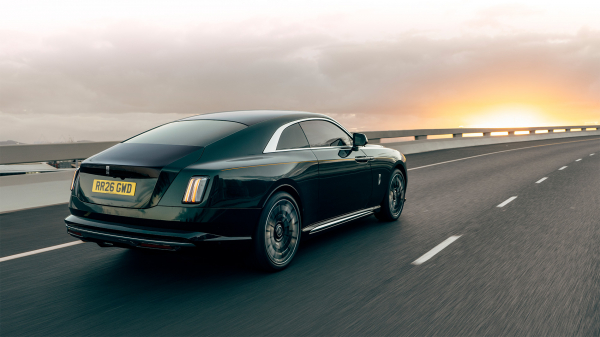 
            Rolls-Royce показал обновленный Spectre с 16-километровым клубком нитей
        