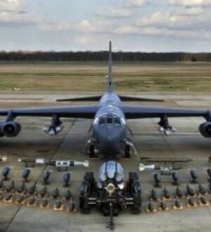 Американский стратегический бомбардировщик B-52 разбился на базе в Калифорнии