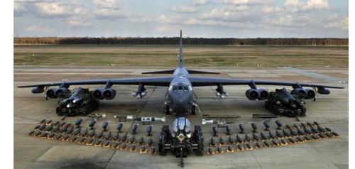 Американский стратегический бомбардировщик B-52 разбился на базе в Калифорнии Американский стратегический бомбардировщик B-52 разбился на базе в Калифорнии