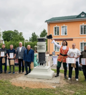 В деревне Низино открыли памятник Петергофскому фонтанному водоводу