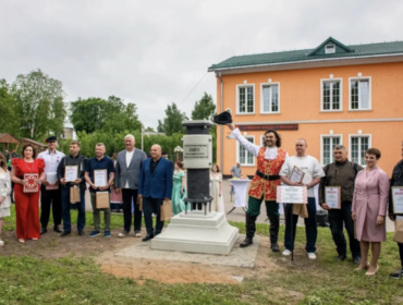 В деревне Низино открыли памятник Петергофскому фонтанному водоводу