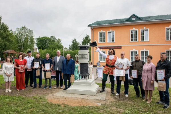 В деревне Низино открыли памятник Петергофскому фонтанному водоводу В деревне Низино открыли памятник Петергофскому фонтанному водоводу
