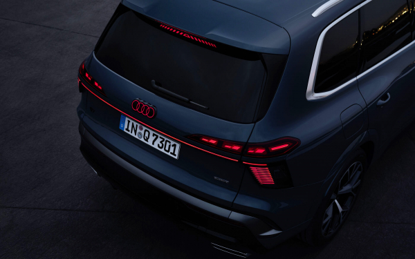 Представлен Audi Q7 нового поколения. Он запоминает места для парковки
Представлен Audi Q7 нового поколения. Он запоминает места для парковки