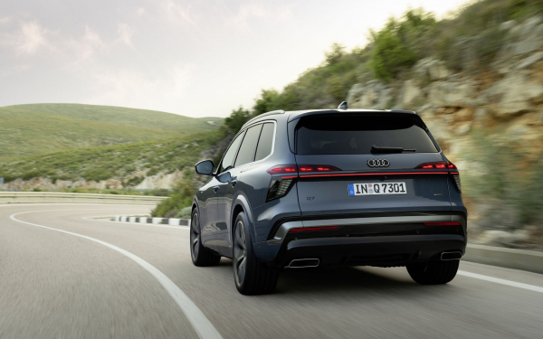 Представлен Audi Q7 нового поколения. Он запоминает места для парковки
Представлен Audi Q7 нового поколения. Он запоминает места для парковки