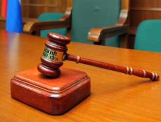 Финал суда над матерями якобы проданных младенцев напомнил фильм «Берегись автомобиля»