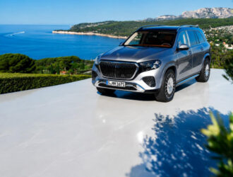 Mercedes показал новый Maybach GLS с ИИ в салоне и золотом в фарах