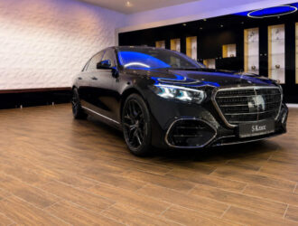 Он общается с другими авто. Обзор первого в России Mercedes S-Class 2026