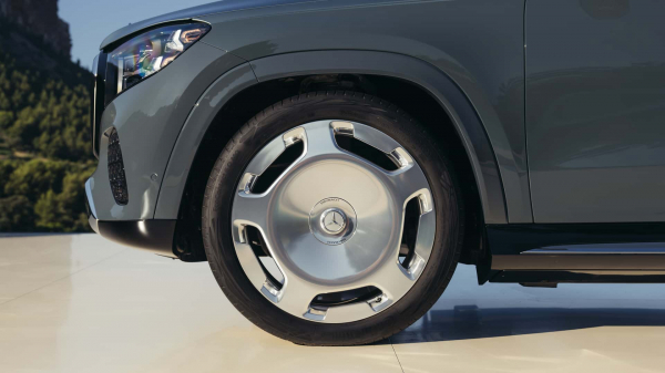 Mercedes показал новый Maybach GLS с ИИ в салоне и золотом в фарах
Mercedes показал новый Maybach GLS с ИИ в салоне и золотом в фарах