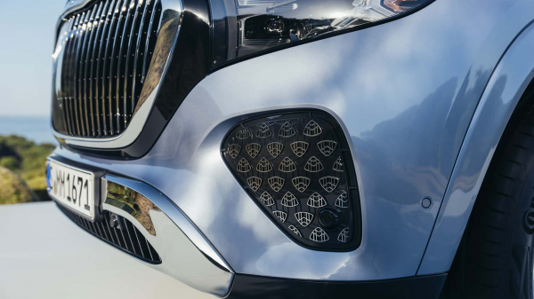 Mercedes показал новый Maybach GLS с ИИ в салоне и золотом в фарах
Mercedes показал новый Maybach GLS с ИИ в салоне и золотом в фарах